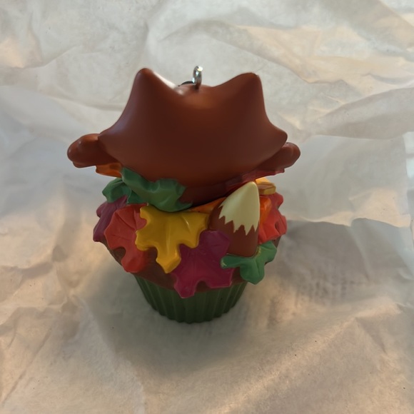 ⭐️HP NIB Hallmark Keepsake Cupcake orn. Sly and Sweet-2nd in a monthly series - Picture 10 of 16